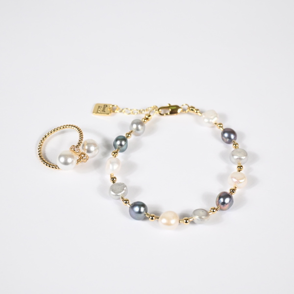 Armband och ring, med pärlor.