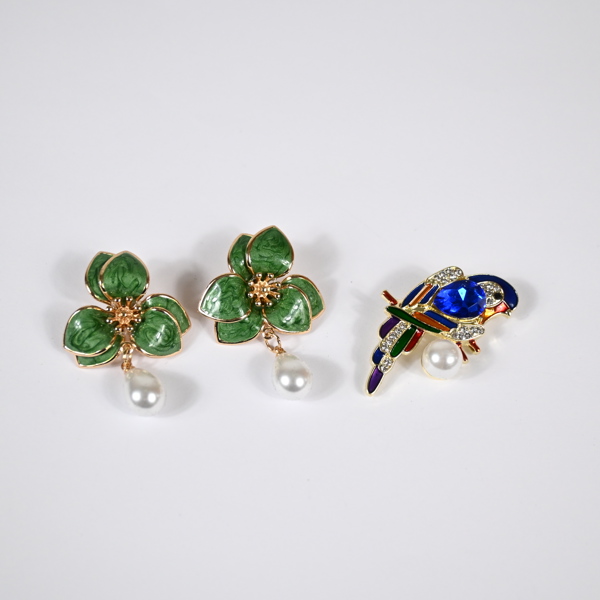 Örhängen, ett par, och brosch.