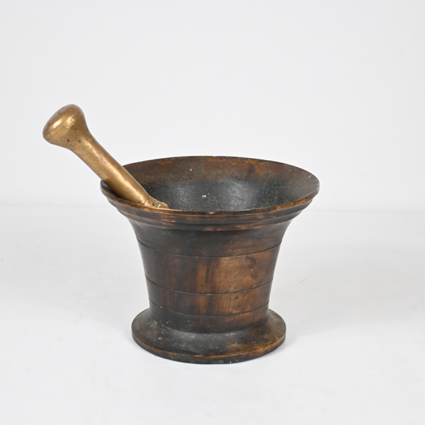 Mortel med stöt, mässing, 1835, Skultuna Bruk.