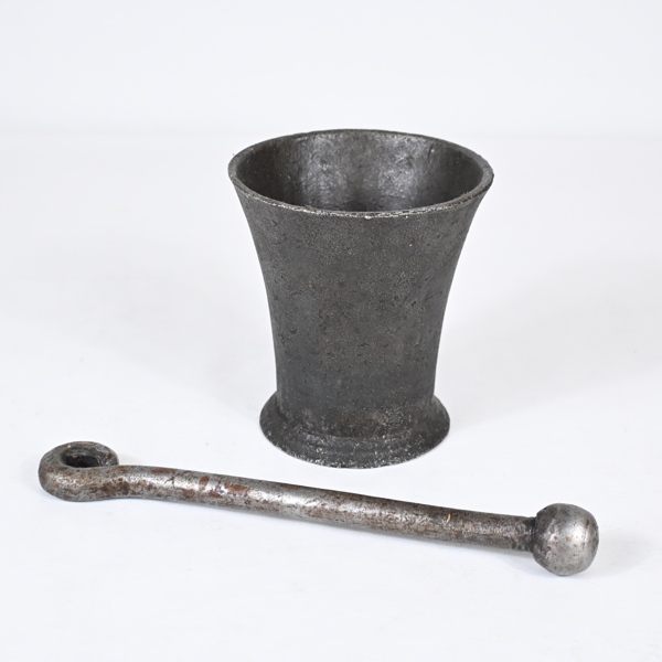 Mortel med stöt, gjutjärn.