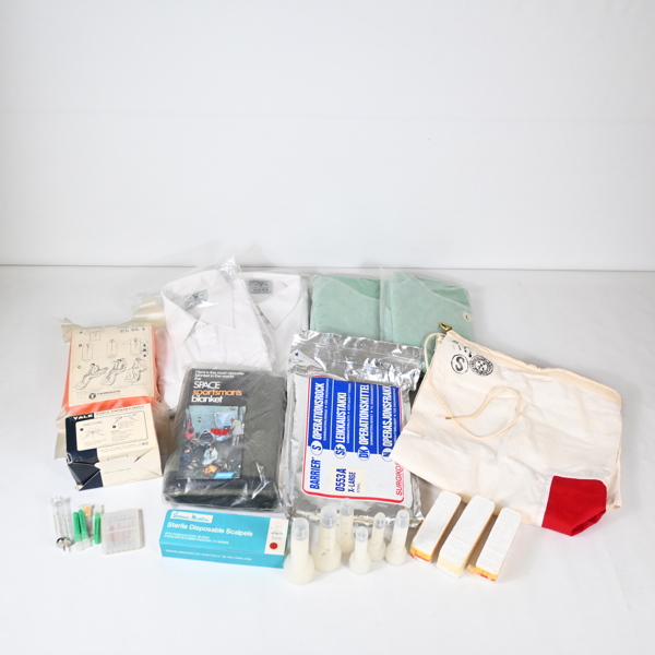 Parti militär och medicinsk utrustning.