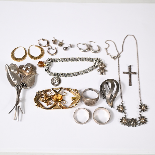 Parti smycken i silver.