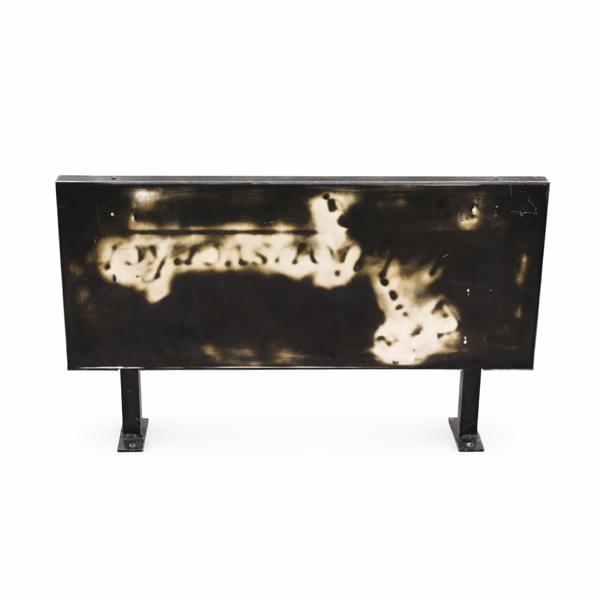 Skylt i metall, 2000-tal.