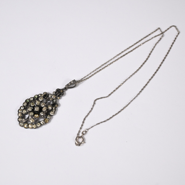 Halsband med hänge i silver, 1900-talets första hälft.