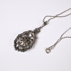 Halsband med hänge i silver, 1900-talets första hälft.