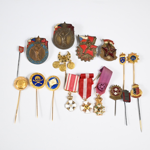 Parti pins och medaljer.