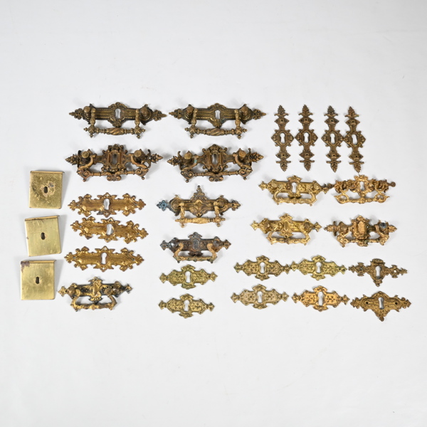 Parti beslag i mässing.