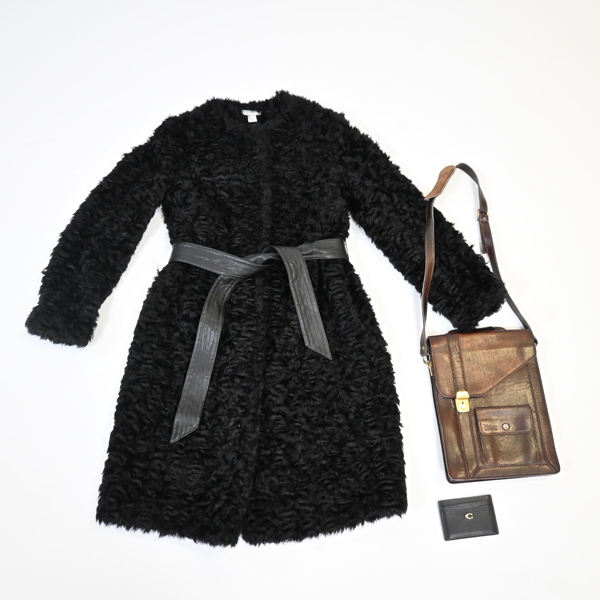 Pälskappa med väska och plånbok.