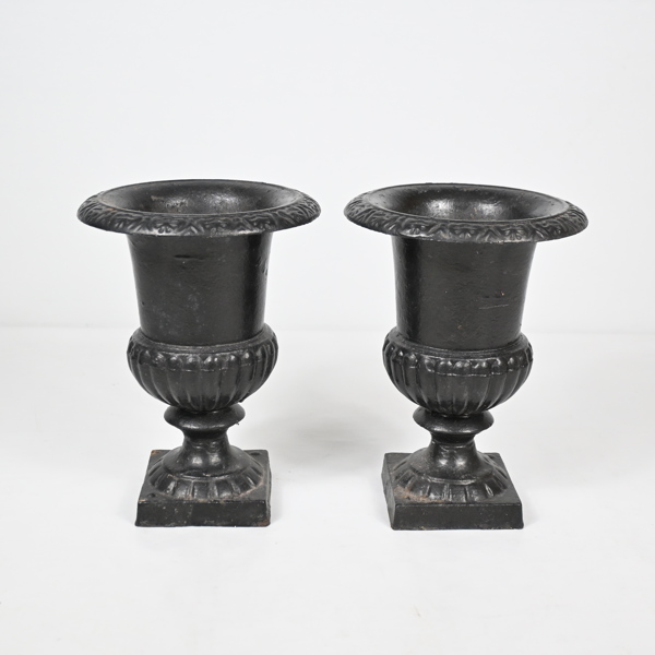 Urnor, ett par, gjutjärn, 1900-tal.