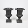 Urnor, ett par, gjutjärn, 1900-tal.