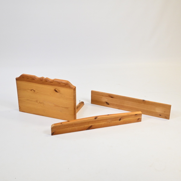 Hyllor i furu, 3st, 1970-tal.