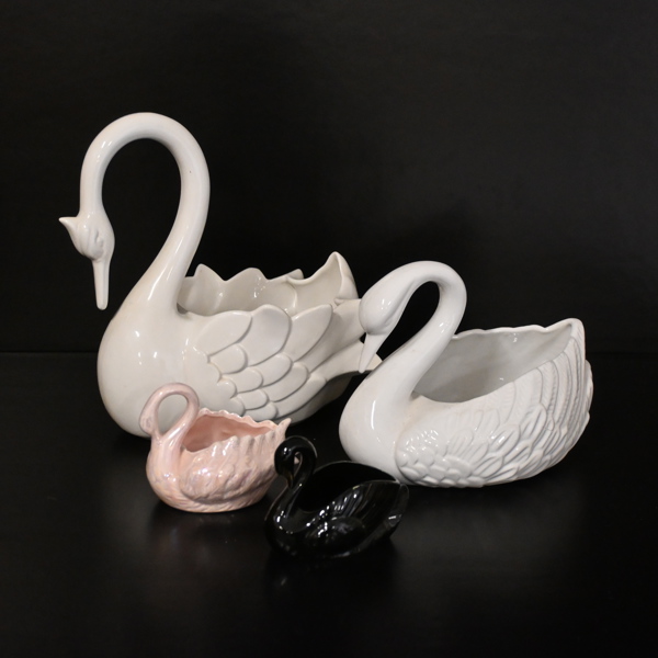 Ytterfoder i form av svanar, 4st, porslin.