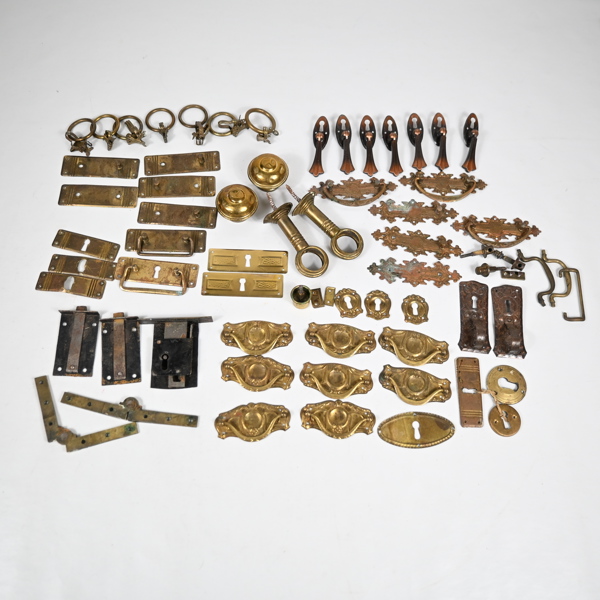 Parti beslag i mässing. 