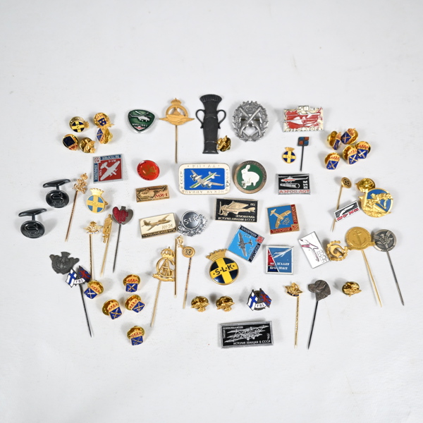 Parti pins och märken.