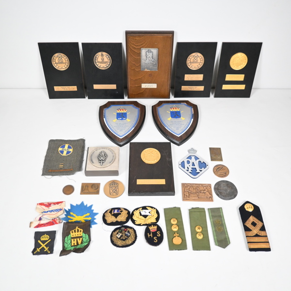 Parti medaljer och märken.