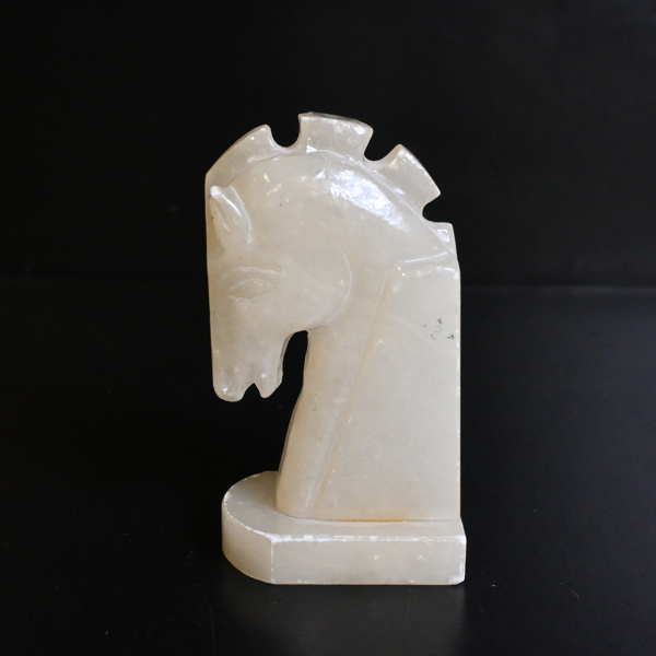 Bokstöd i form av häst, alabaster, 1900-tal.