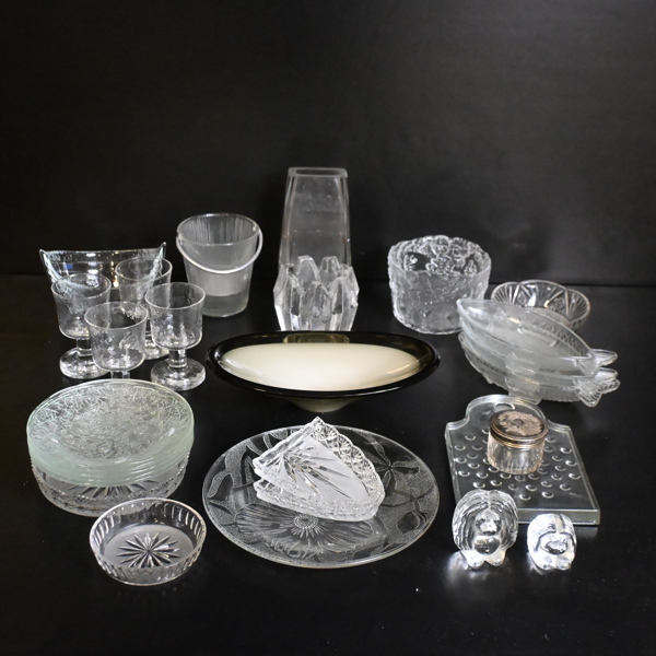 Parti glasföremål.