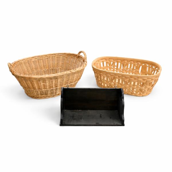 Korgar, 2st, samt en hylla.