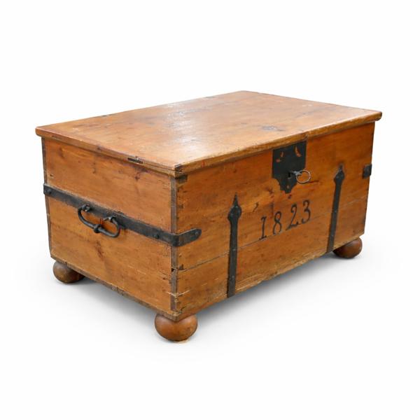 Kista, allmoge, daterad 1823.