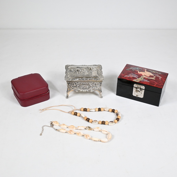 Smyckeskrin, 3st, samt två halsband.