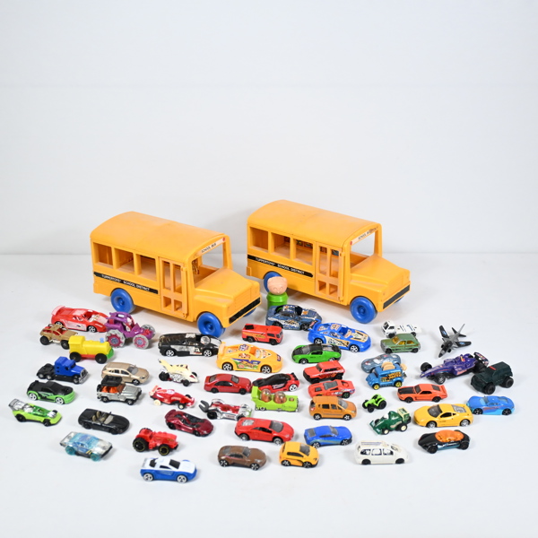 Parti leksaker, mestadels plåtleksaksbilar. 