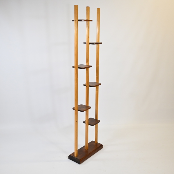 Växtställning i trä, 1900-talets andra hälft.