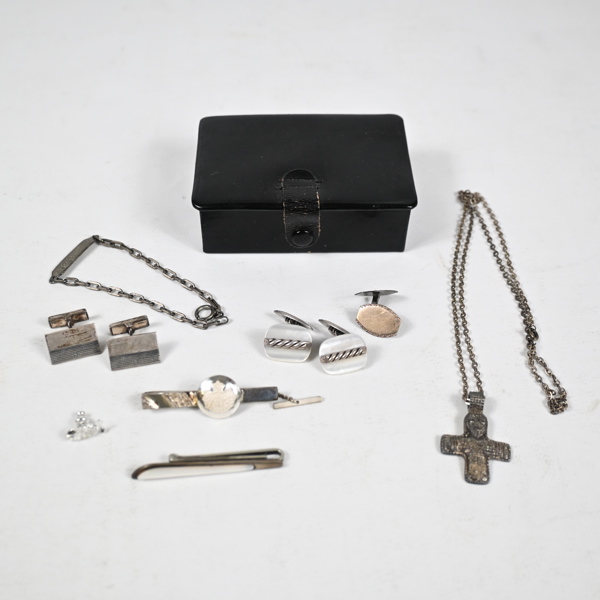 Ask med smycken, silver.