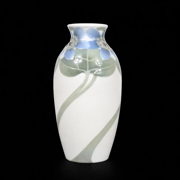 Vas i porslin, Rörstrand, signerad.