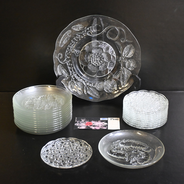 Fat och tallrikar, 23st, glas.