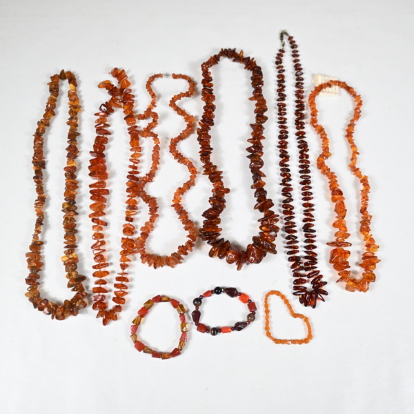 Smycken med bärnsten, 9st.