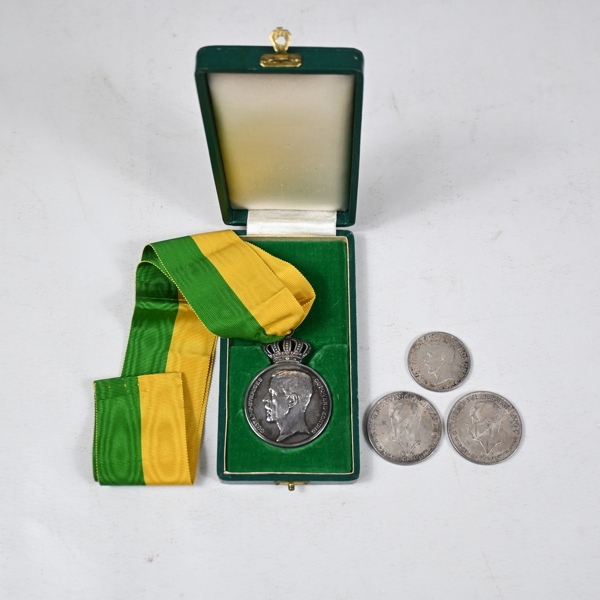 Mynt och medalj i silver.