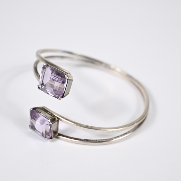 Armring i silver, med ametister.
