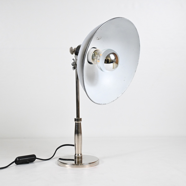 Bordslampa i metall, industri-stil.