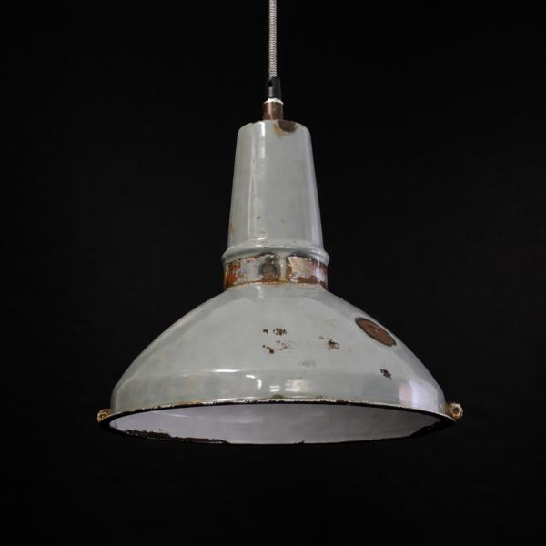 Taklampa, industri-stil, emalj, 1900-talets mitt.