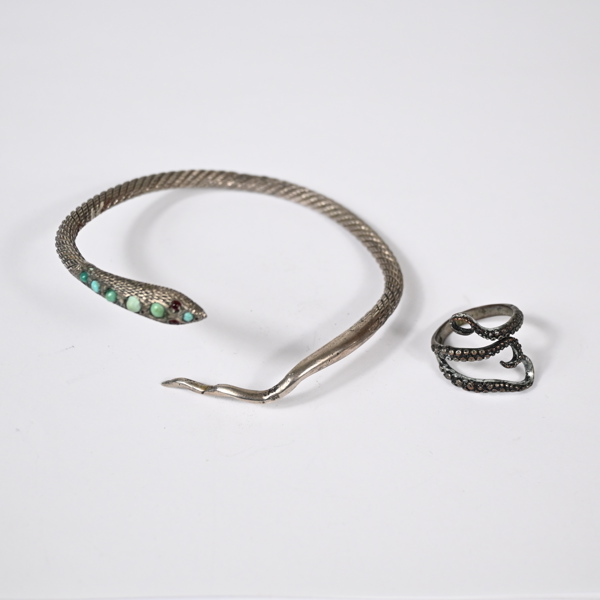 Ring och armring, i form av ormar, silver.