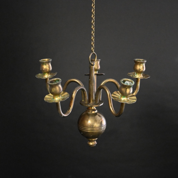 Ljusampel i mässing.