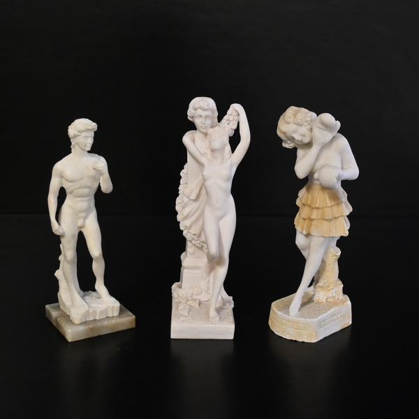 Skulpturer, 3 st, konstmassa.