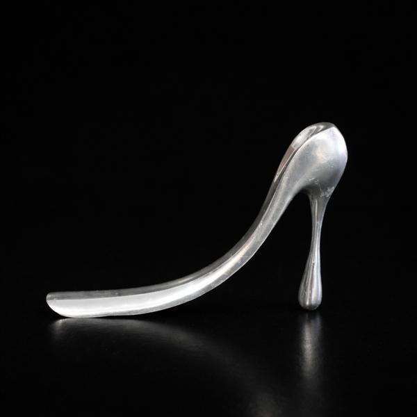 Manolo Blahnik, skohorn, metall.