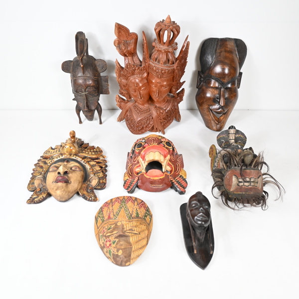 Afrikanska masker och väggdekorationer, snidat trä, 1900 tal.