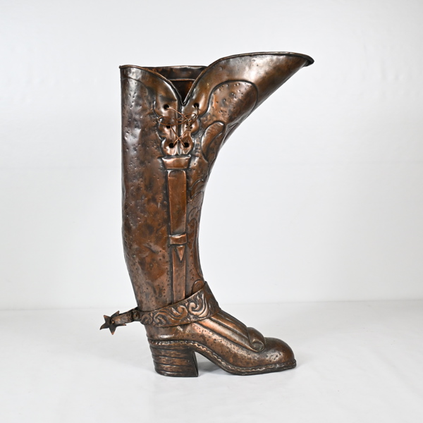 Paraplyställ i form av stövel, koppar, 1900 talets början.