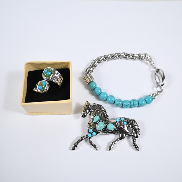 Armband, brosch och ring, med pärlor.