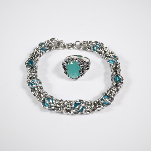 Armband och ring, med stenar.