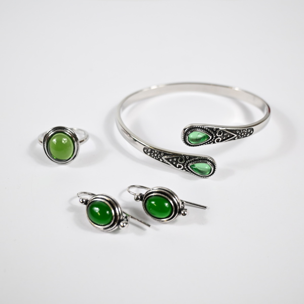 Armband, ring och örhängen, med stenar.