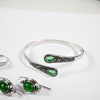 Armband, ring och örhängen, med stenar.
