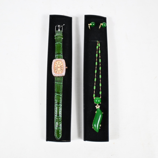 Damarmbandsur, halsband och örhängen, med stenar.