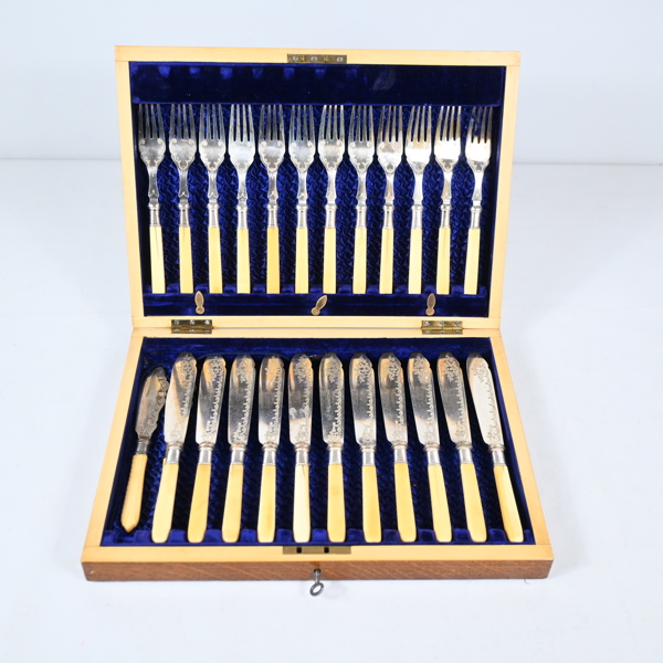 Fiskbestick, 25 delar, nysilver, England, 1900 tal.
