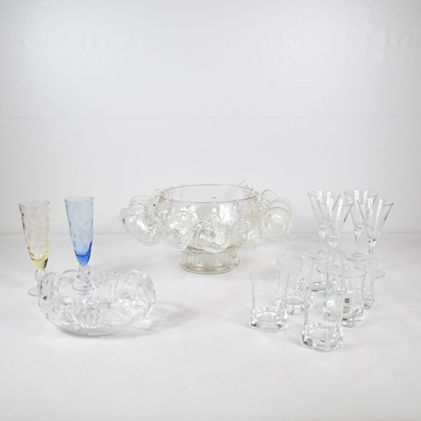 Parti glasföremål. 