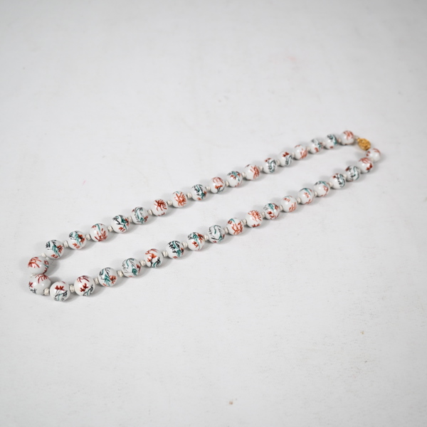 Halsband, Kina, porslin.