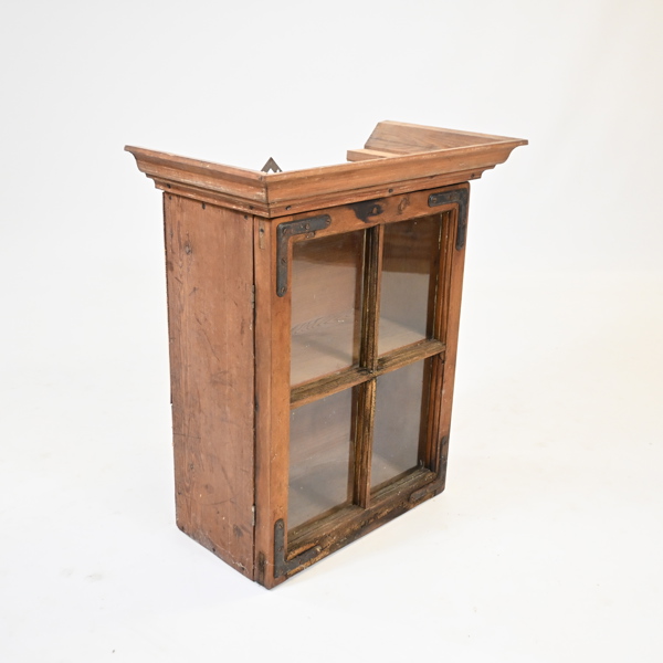 Hängskåp, med vitrindel, 1900 tal.