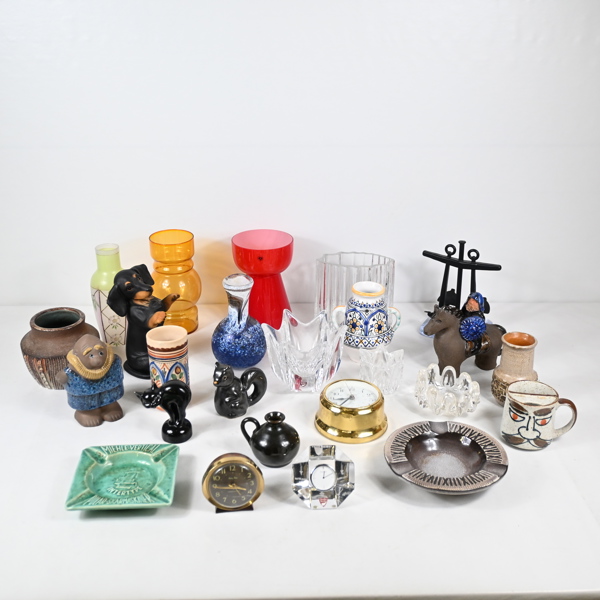 Diverse keramik och glas.